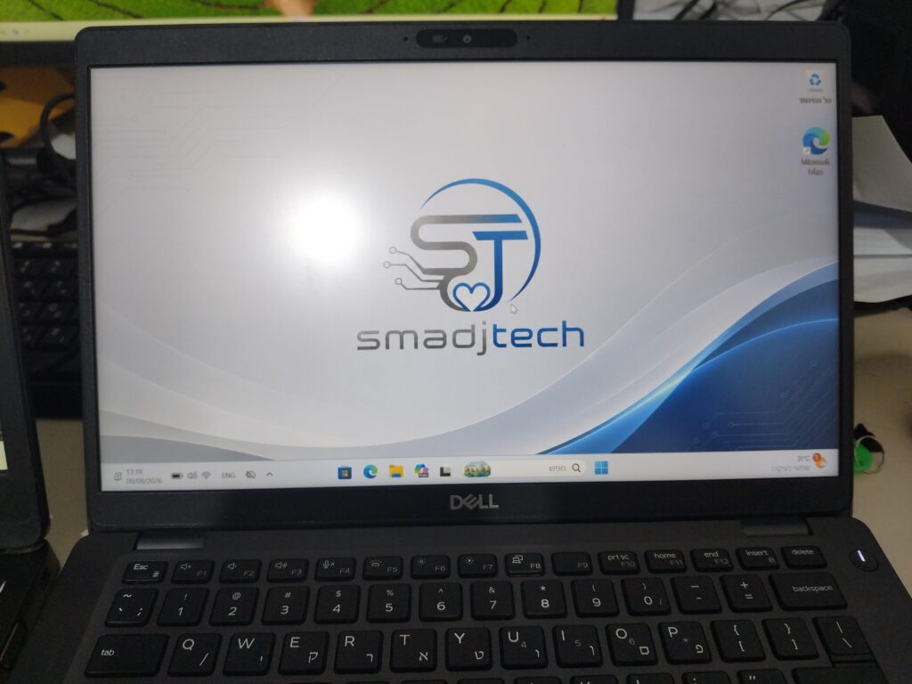 מחשב נייד עם לוגו SmadjTech — צילום מקורי