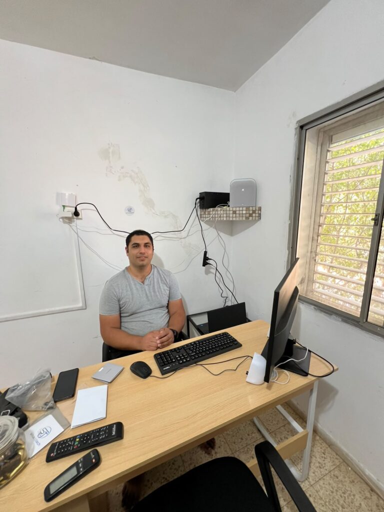 עמדת העבודה של SmadjTech בגיתית — צילום מקורי